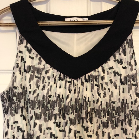 Ricki's black/white//grey/light green print sleeveless top - Picture 3 of 6